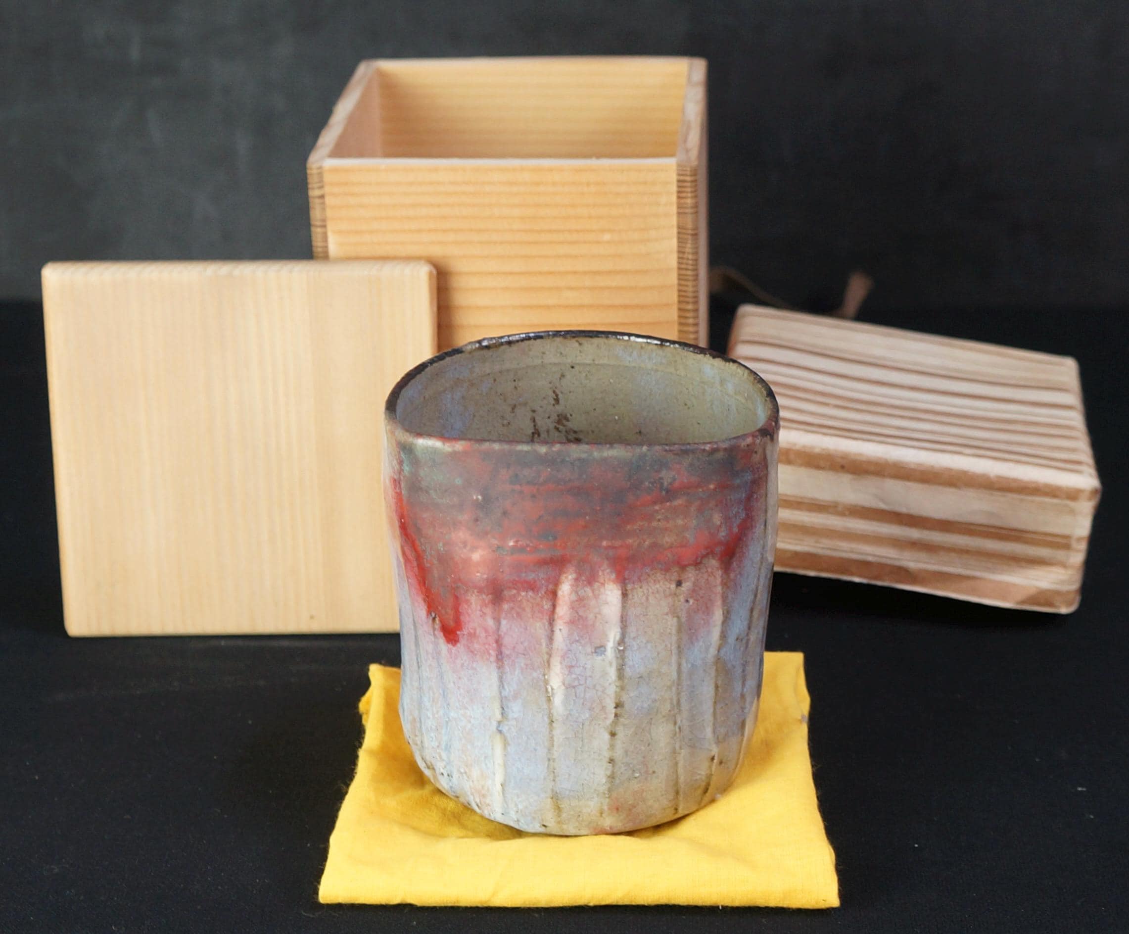 河合武一　花瓶　花模様の陶器瓶 木箱付き 河合武一 花瓶 花模様の陶器瓶 木箱付き