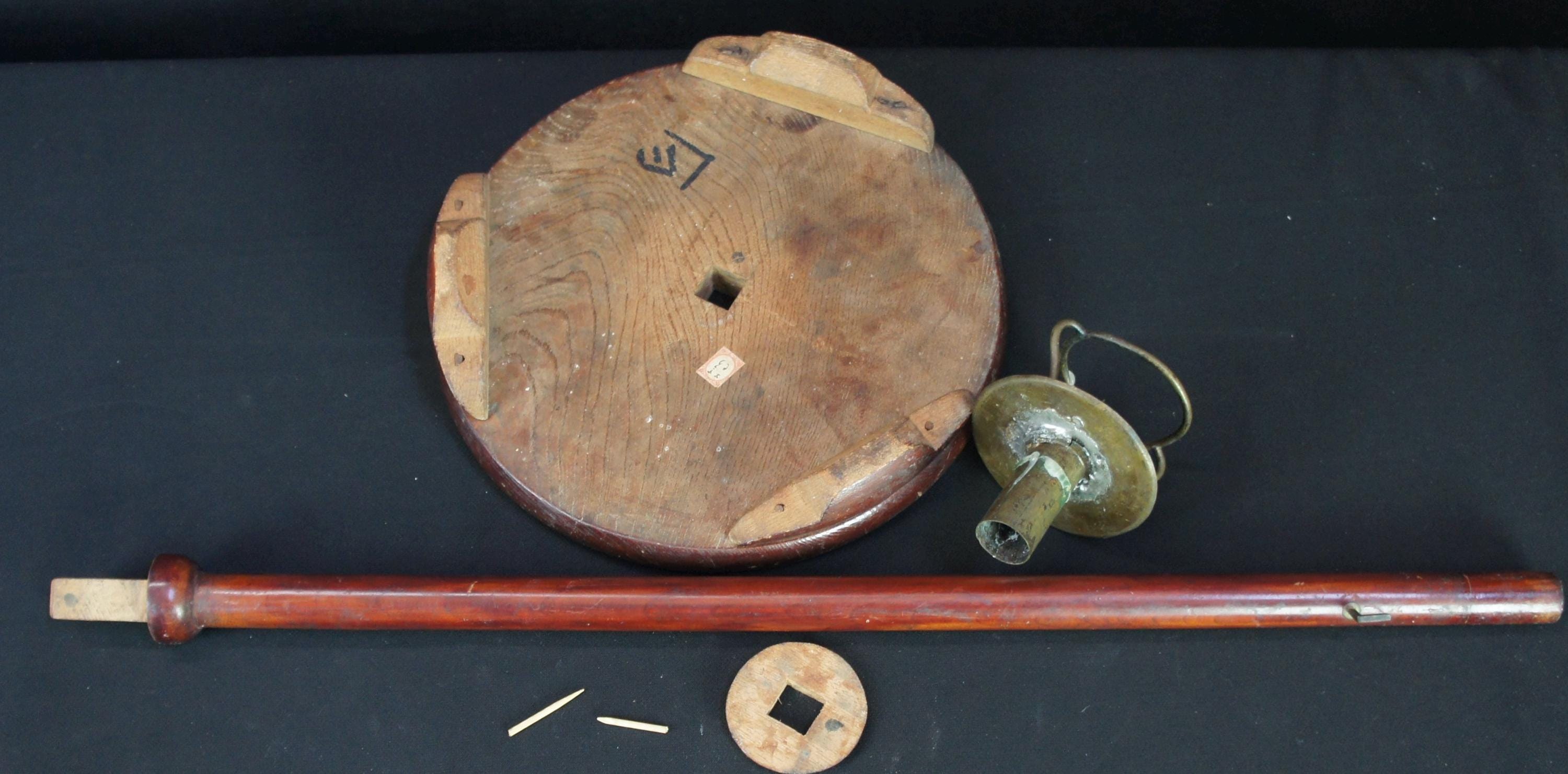 禅の日本製キャンドルスタンド 木と鉄 燭台 1900年 僧侶の詠唱ランプ