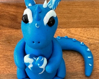 Süße Polymer-Drachenfigur. Hand modelliert
