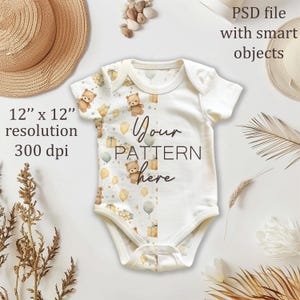 Könnte beinhalten: Weißer Baby-Body mit einem Muster aus Teddybären, Luftballons und Geschenkboxen. Der Text "Your PATTERN here" ist auf dem Body aufgedruckt. Das Bild enthält auch den Text "12" x 12" resolution 300 dpi" und "PSD file with smart objects".