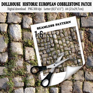 以下が含まれることがあります： ドールハウス用の歴史的なヨーロッパの石畳パッチのデジタルダウンロード。画像は、石畳のシームレスなパターンを示しており、「SEAMLESS PATTERN 1：6」というテキストとパターンが表示された紙のオーバーレイがあります。ハサミが紙の上に置かれています。