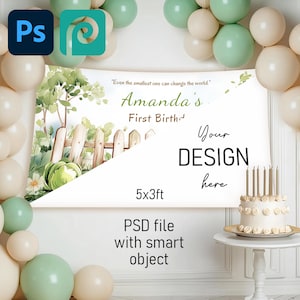 Op de afbeelding: Een witte banner met de tekst "Amanda's First Birth" en "Your DESIGN here." De banner is 152x91cm en toont een tuinscène. Een taart met kaarsen staat op een kleine tafel. Ballonnen in groen en crèmekleur omringen de banner.