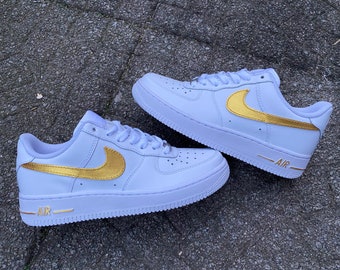 Baskets personnalisées Nike Air Force 1 "Golden Swoosh" uniques et peintes à la main