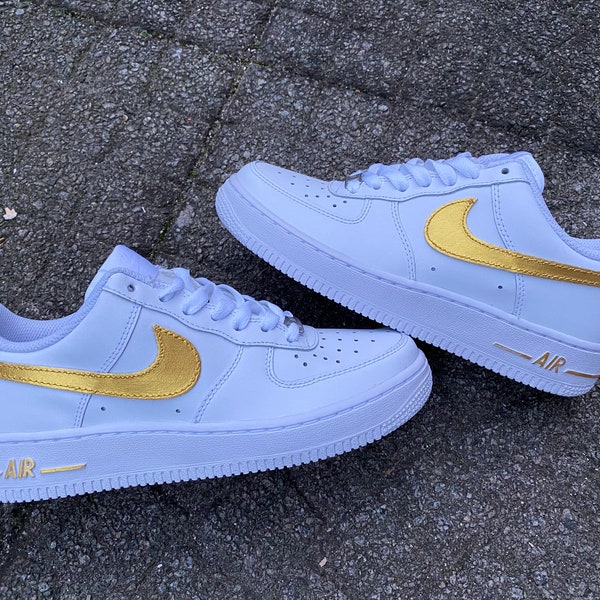 Custom Nike Air Force 1 „Golden Swoosh“ unique and handpainted sneakers