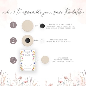 Puede incluir: Instrucciones sobre c&oacute;mo ensamblar un im&aacute;n de guardar la fecha. Los pasos se ilustran con im&aacute;genes del im&aacute;n, un disco de madera, un punto de pegamento y una tarjeta. El texto dice "how to assemble your save the dates", "REMOVE THE STICKY TAB FROM THE MAGNET AND ATTACH IT TO THE BACK SURFACE OF YOUR WOODEN DISC", "APPLY THE GLUE DOT TO THE BACK OF THE MAGNET", y "ATTACH YOUR ASSEMBLED MAGNET TO THE CENTRE OF YOUR CARD".