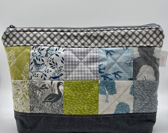 Mittelgroße Patchwork komplett gefütterte Reißverschlusstasche. Grünes Innenfutter.