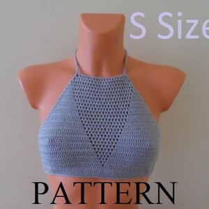 Peut inclure: Un haut de maillot de bain en crochet gris avec un motif géométrique. Le haut est étiqueté "S Size" et "PATTERN".