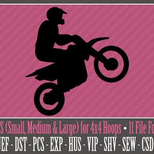 Op de afbeelding: Zwart silhouet van een persoon op een motorfiets, die een wheelie maakt. De afbeelding staat tegen een roze achtergrond met een textuurpatroon. Tekst onderaan geeft maten en bestandsformaten voor borduurwerk aan.