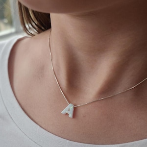 Collar con inicial de ópalo, collar con letra de ópalo, regalo de collar con letra, joyería de ópalo, collar con inicial delicada, regalo de collar con inicial blanca