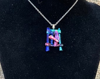 Pendentif métallique abstrait collier en verre dichroïque multicolore fait à la main bijoux d'art en verre fusionné Unique tenue de soirée décontractée cadeau elle