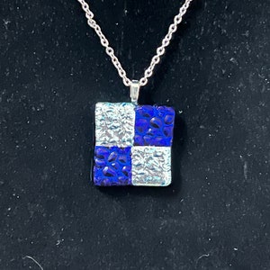 Bleu Argent Damier Dichroïque Pendentif Métallique Texturé Bijoux Faits à la main en verre fondu Art Bijoux de vacances Unique Casual Formel Minimaliste image 3