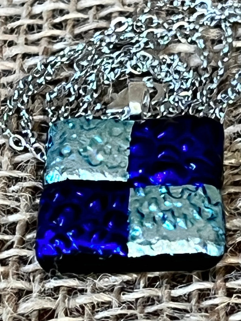 Bleu Argent Damier Dichroïque Pendentif Métallique Texturé Bijoux Faits à la main en verre fondu Art Bijoux de vacances Unique Casual Formel Minimaliste image 2