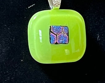 Pendentif vert violet nid d'abeille verre dichroïque collier fait à la main en verre fusionné bijoux d'art look métallique tenue décontracté cadeau unique pour elle Edgy