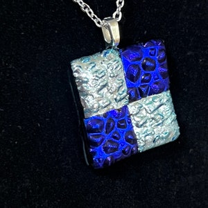 Bleu Argent Damier Dichroïque Pendentif Métallique Texturé Bijoux Faits à la main en verre fondu Art Bijoux de vacances Unique Casual Formel Minimaliste image 4