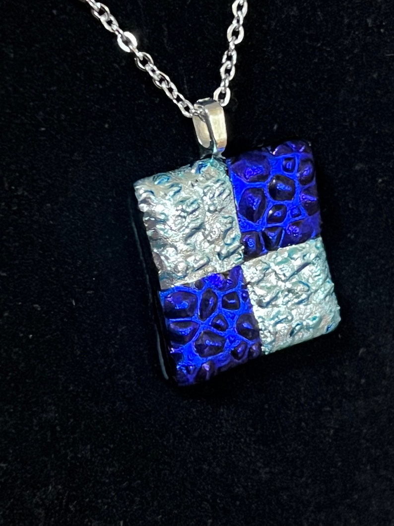 Bleu Argent Damier Dichroïque Pendentif Métallique Texturé Bijoux Faits à la main en verre fondu Art Bijoux de vacances Unique Casual Formel Minimaliste image 4