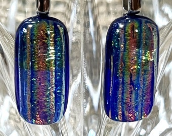 Boucles d'oreilles en verre rayé Dichroic Stripes Jewelry Accessoire métallique Art en verre fusionné à la main Bijoux en verre bleu Cadeau unique pour elle