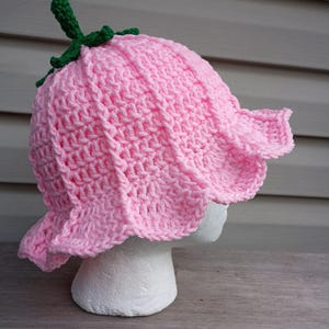 Gorro de ganchillo tipo cubo con forma de tulipán: Gorro de punto con flores azul lavanda