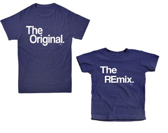 Das Original Der Remix® | baby | Mama Junge | Baby Sohn | Mommy Matching Set | Blaues Shirt | für Jungen | Kleinkind Shirt | Mamas Boy Shirt | V-Ausschnitt