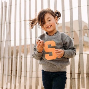 Personalizado / Parche bordado / Sudadera / Camisas con letras universitarias / Para adultos y niños / Parches individuales / Colores del arco iris / Linda idea de regalo