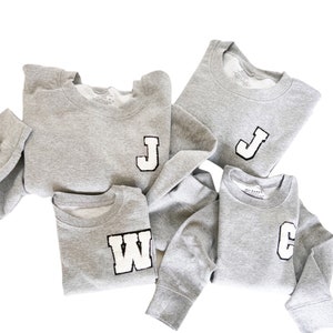 Family Crew | Traje de família | Estilo de bolso | Letra única | Patch de família | Moletom Crew | Coordenado | Combinando | Mini letras | Personalizado