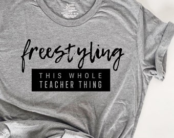 Chemise de professeur | Cadeau pour professeur | Enseignant de 1ère année | Bon professeur | Enseignant de quarantaine | T-shirt d'école | FreeStyling This Whole Teacher Thing ©