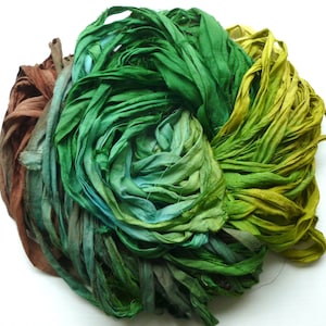 Ruban de soie Sari recyclé verts/bleus/marrons ruban de soie sari multicolore teint à la main ruban de déchets de soie sari fil de soie image 3