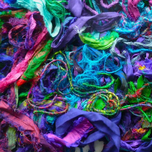 Cinta de seda Sari/hilo/restos de tela 1.5oz bolsa mixta - cintas de seda multicolores, hilo, tiras de tela