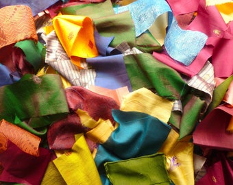 Sac mélangé de 1,5 oz de chutes de tissu de soie sari - morceaux de tissu de soie multicolores