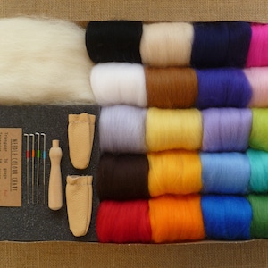 Op de afbeelding: Een naaldvilten set met 18 kleuren wolvlies en vilten naalden. De set bevat ook twee vingerbeschermers en een naaldvilten gereedschap.