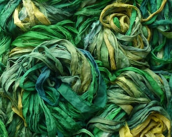 Handgefärbtes buntes grünes Sari Seidenband - Boho Garn aus recycelten Stoffen zum Basteln