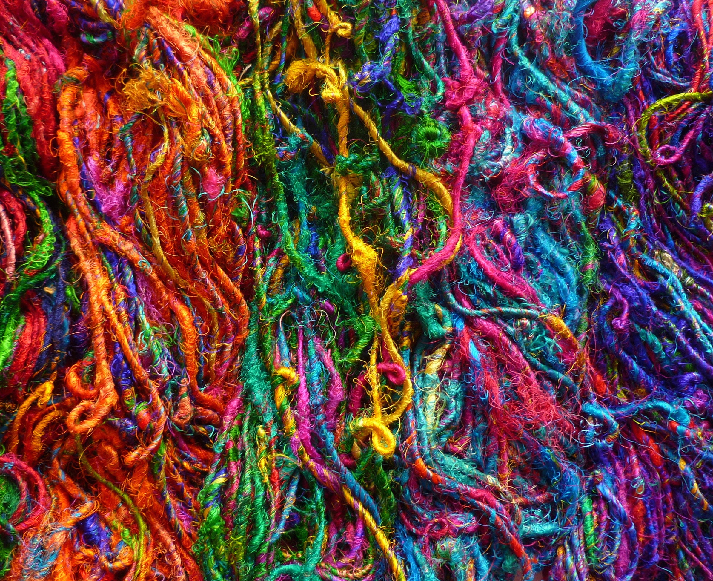 Sari нитки. Пряжа меняющая цвет. Recycled Yarn. Пряжа Sari для отделки.