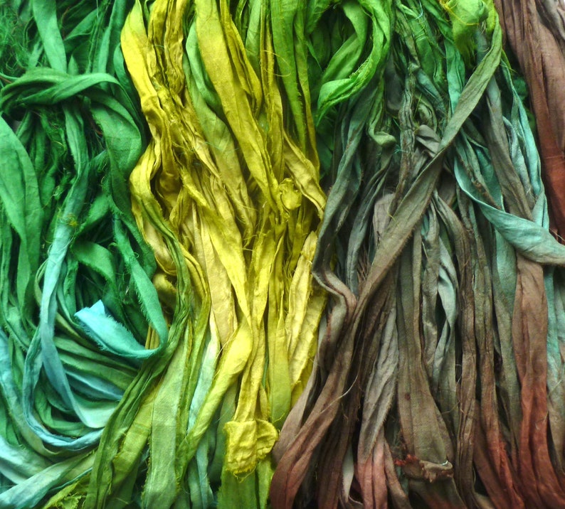 Ruban de soie Sari recyclé verts/bleus/marrons ruban de soie sari multicolore teint à la main ruban de déchets de soie sari fil de soie image 1