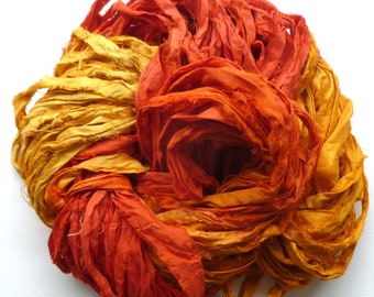 Lint van gerecycled sari-zijde – rijk oranjegeel, handgeverfd boho-versieringsgaren
