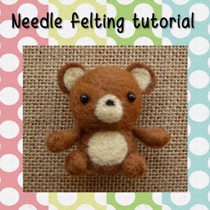 Op de afbeelding: Een bruine naaldgevoelde teddybeer met zwarte ogen en een beige buik, zittend op een jute achtergrond. De afbeelding heeft de titel "Naaldvilten tutorial".