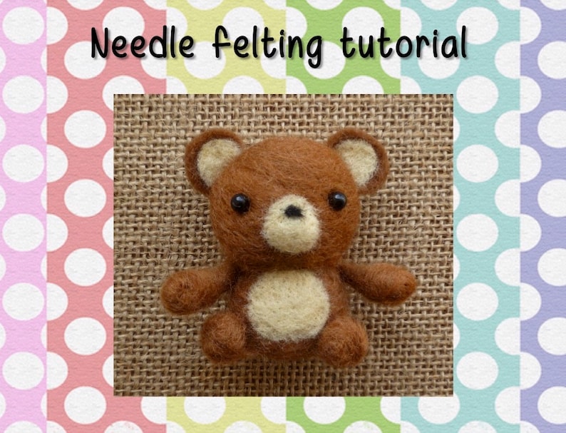 Op de afbeelding: Een bruine naaldgevoelde teddybeer met zwarte ogen en een beige buik, zittend op een jute achtergrond. De afbeelding heeft de titel "Naaldvilten tutorial".