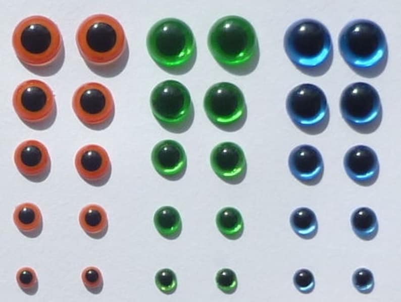 Puede incluir: Surtido de ojos saltones de pl&aacute;stico en varios tama&ntilde;os y colores, incluyendo naranja, verde y azul.