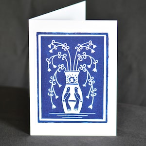 Tarjeta de felicitación con jarrón de Delft con pájaros y flores: miniimpresión en linóleo hecha a mano en azul de 5 x 7 pulgadas
