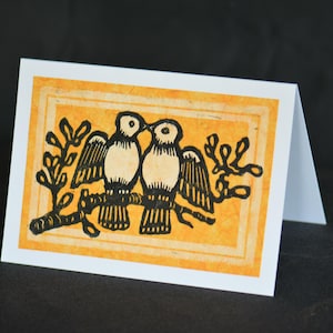 Cartão de cumprimentos de pássaros do amor - impressão Linoprint feita à mão 5"x7" casamento dos namorados