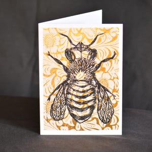 Bee-wenskaart - handgemaakte linoprint miniprint in blauw 5" x 7" geelgouden insectenkorf Bumble Bee Honey
