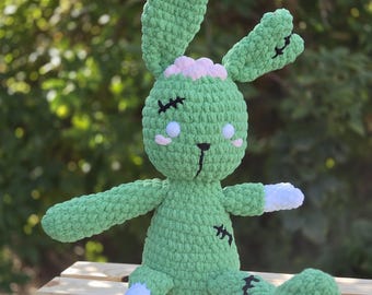 Conejito zombi sentado a crochet