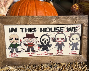 W tym domu my, horror, znak horroru, uroczy horror na Halloween, wystrój horroru, wesołego Halloween