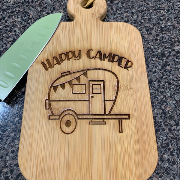 Happy Camper Cutting Board - RV Gift - Gegraveerde Snijplank - Camper Gift - Kleine Snijplank - Gepersonaliseerd cadeau