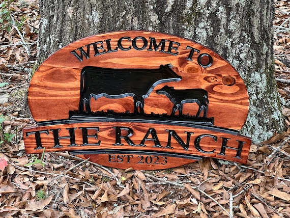 農場看板、牧場看板、彫刻された牛の看板、ウェルカムサイン、農場装飾