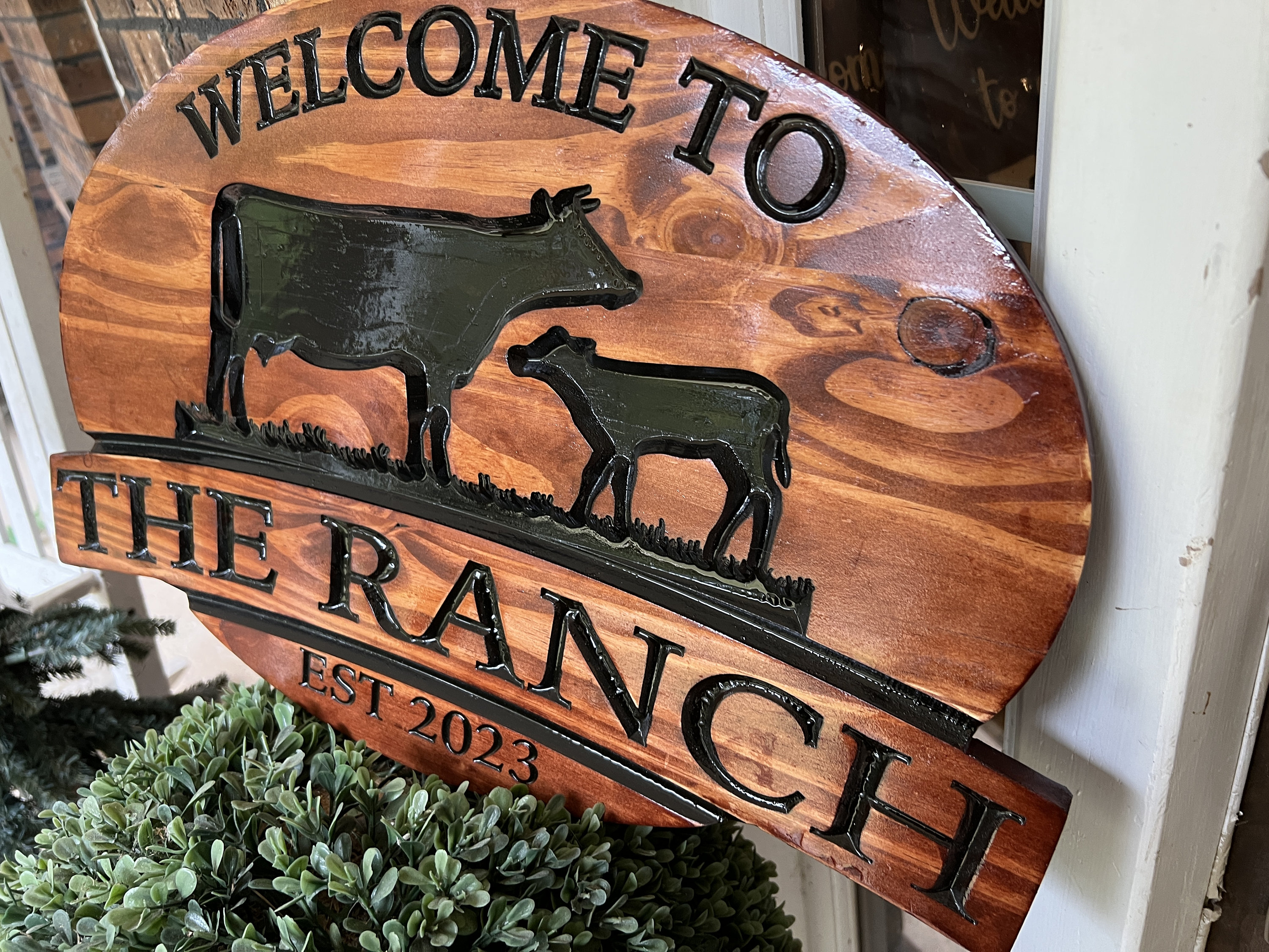 農場看板、牧場看板、彫刻された牛の看板、ウェルカムサイン、農場装飾
