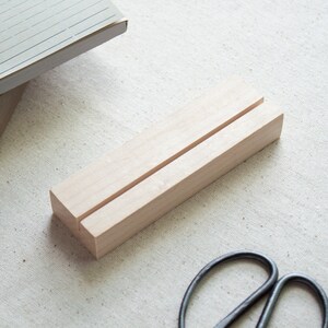 Grand support en bois, marque-places, support pour menu, support pour numéro de table, support pour cartes de visite, support pour enseigne de commerce de détail