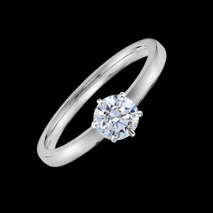 Puede incluir: Un anillo de banda de plata simple con un solitario de diamante redondo.