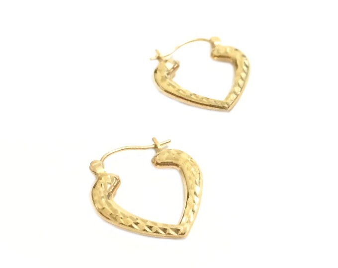 A Pair of Fine Hammered Heart Threader Earrings in 14K Yellow Gold, 17x20x3 (mm), 1.25 Grams #4308