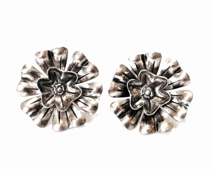 A Pair of Early 1930's Southwestern Art Nouveau Hammered Flowering Screwback Earrings / Sterling Silver, 1x1x.75", 7.73 Grams #4029