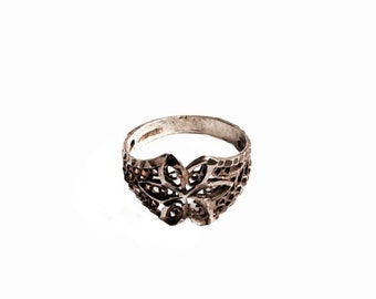 An Elegant 1930's Art Nouveau Flowering-Filigree Ring / Sterling Silver, USA Ring Size (7) #2726