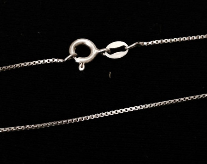 A 17.5" Mid-Century Italian Box-Briolette Chain Necklace / Sterling Silver, Spring Clasp, 2.00 Grams #3879